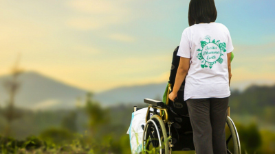 Opiekunce osoby z niepełnosprawnością przyznano świadczenie pielęgnacyjne pomimo ustalonego prawa do emerytury