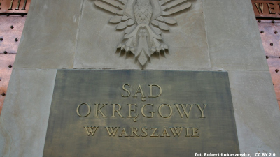 Sąd Okręgowy w Warszawie czeka na orzeczenie Trybunału Konstytucyjnego w sprawie dezubekizacji wbrew wcześniejszym wskazaniom Sądu Apelacyjnego w Warszawie