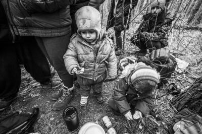 „Gdzie prawo nie sięga” – 11 miesięcy kryzysu humanitarnego na polsko-białoruskim pograniczu w raporcie Helsińskiej Fundacji Praw Człowieka